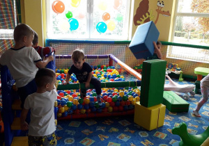 Dzieci z grupy Motylki podczas zabaw w Fikolandzie.